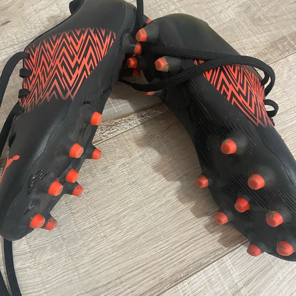 Puma soccer shoes for kids Size 13 U.S 12 UK.   Color black & red - Picture 3 of 4
